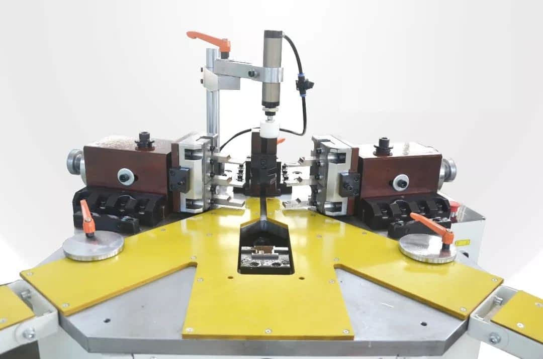 ALUMINIUM PROFILE CORNER CRIMPING