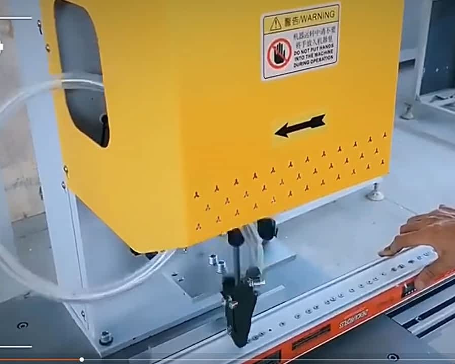 AUTOMATIC SCREW FASTENING MACHINE