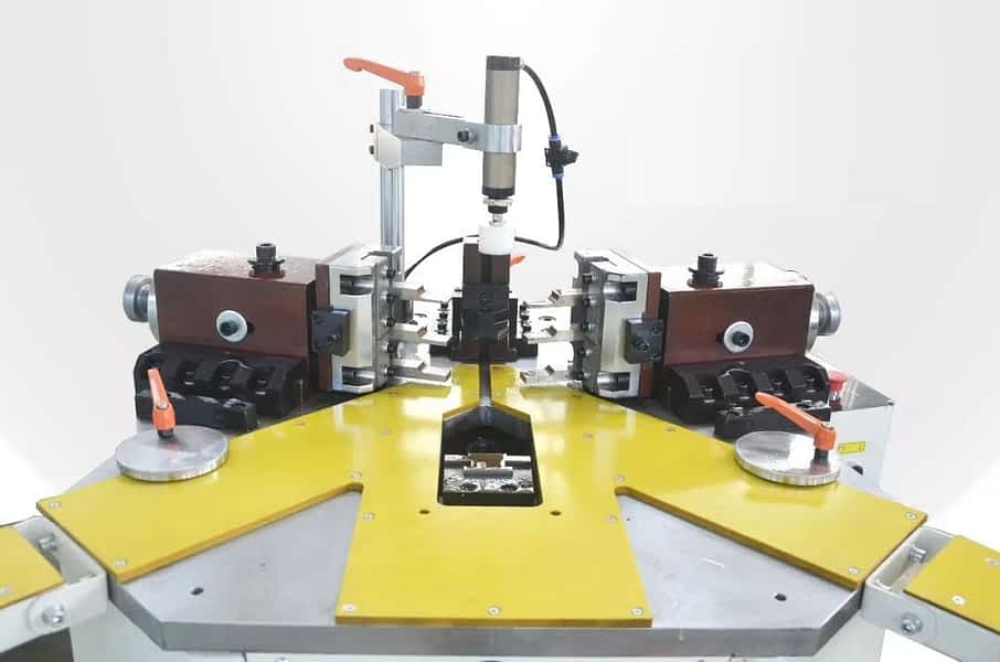 ALUMINIUM PROFILE CORNER CRIMPING